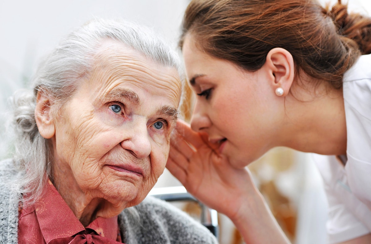 Une personne âgée atteinte de troubles auditifs